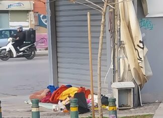 Όταν η πλατεία γίνεται καθρέφτης της κοινωνίας μας και αφορμή για ανθρώπινη ευαισθησία. Αρκεί;