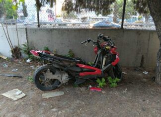 Νέα Φιλαδέλφεια: Εγκαταλελειμμένο μηχανάκι παραμένει για μήνες στην πεζογέφυρα της πρώην Renault