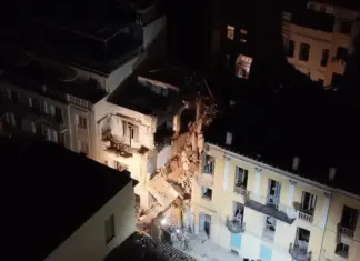 Τραγωδία στην Πλάκα: Νεκρή γυναίκα ανασύρθηκε από τα συντρίμμια – Μάχη με τον χρόνο για τους 5 αγνοούμενους